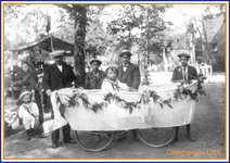 862144 Afbeelding van een tot boot omgebouwde fiets, tijdens de kinderspelen, georganiseerd op Koninginnedag in het ...